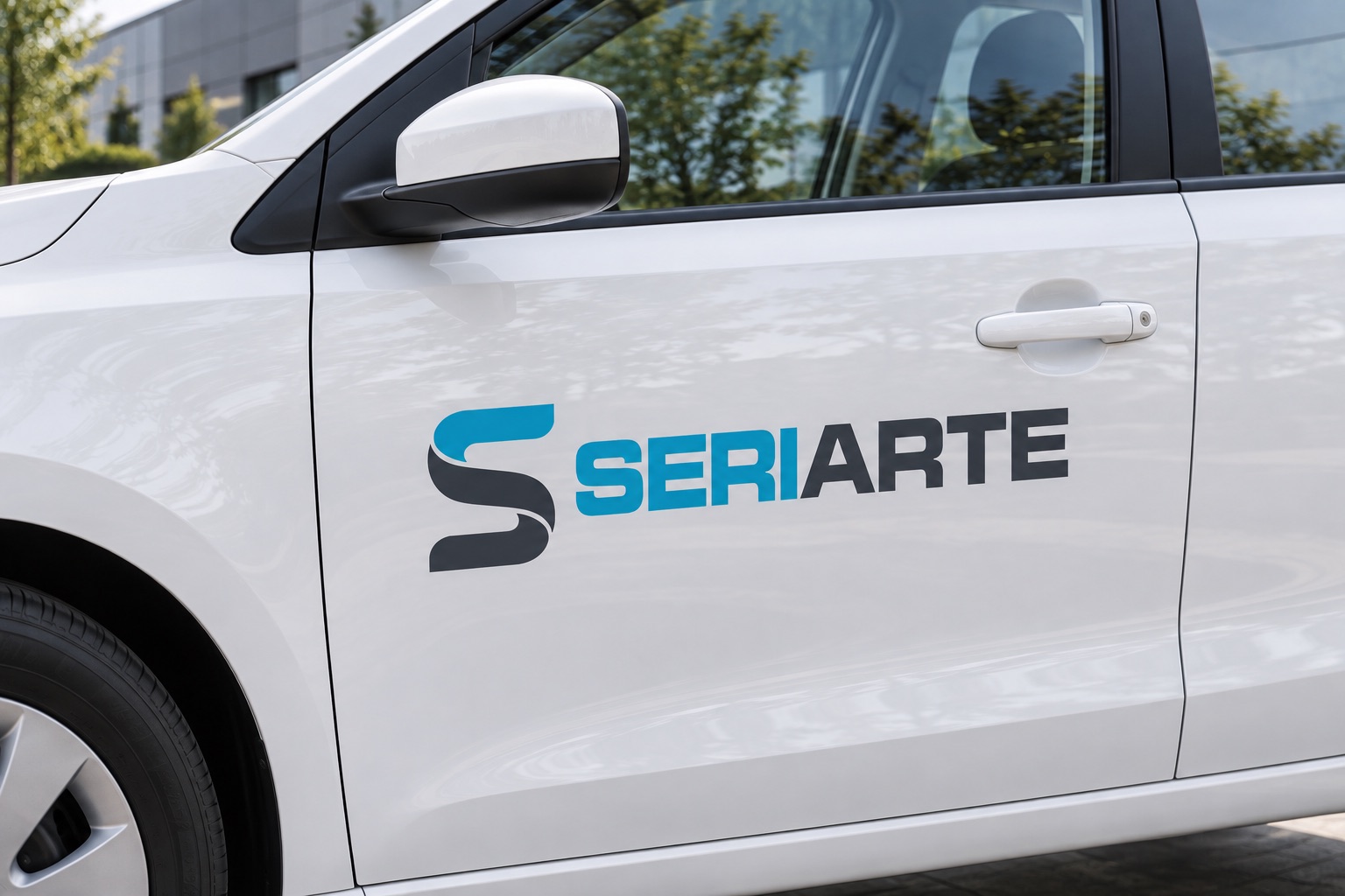 Concept: Dettaglio di una portiera d'auto con logo Seriarte