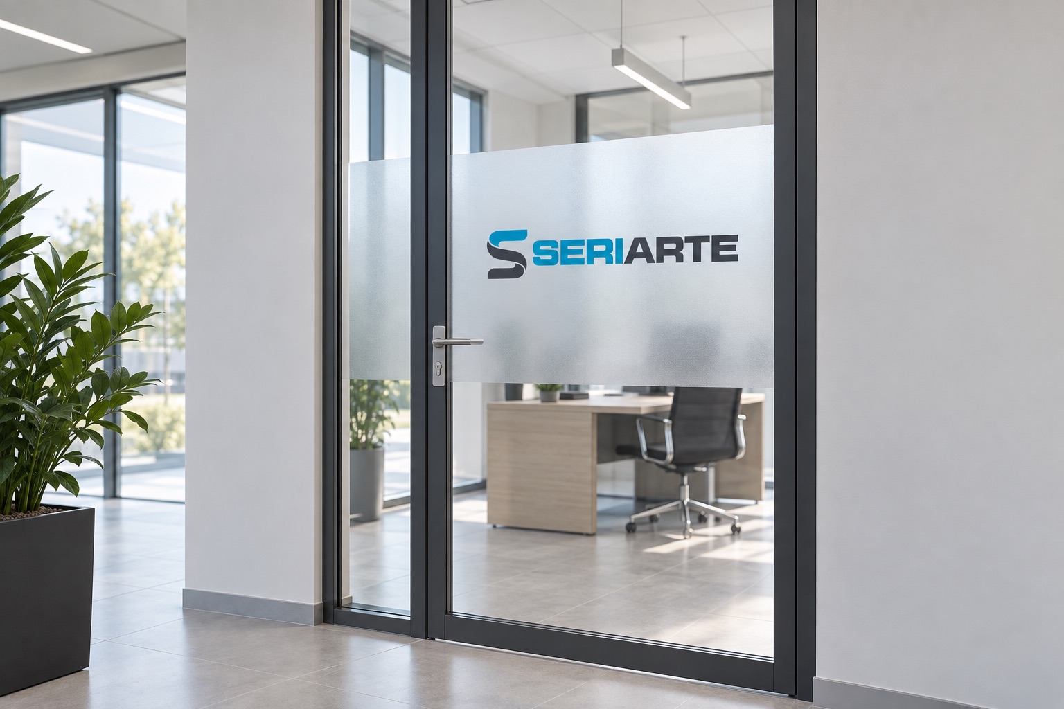 Concept: Porta di ufficio con pellicola satinata e logo Seriarte