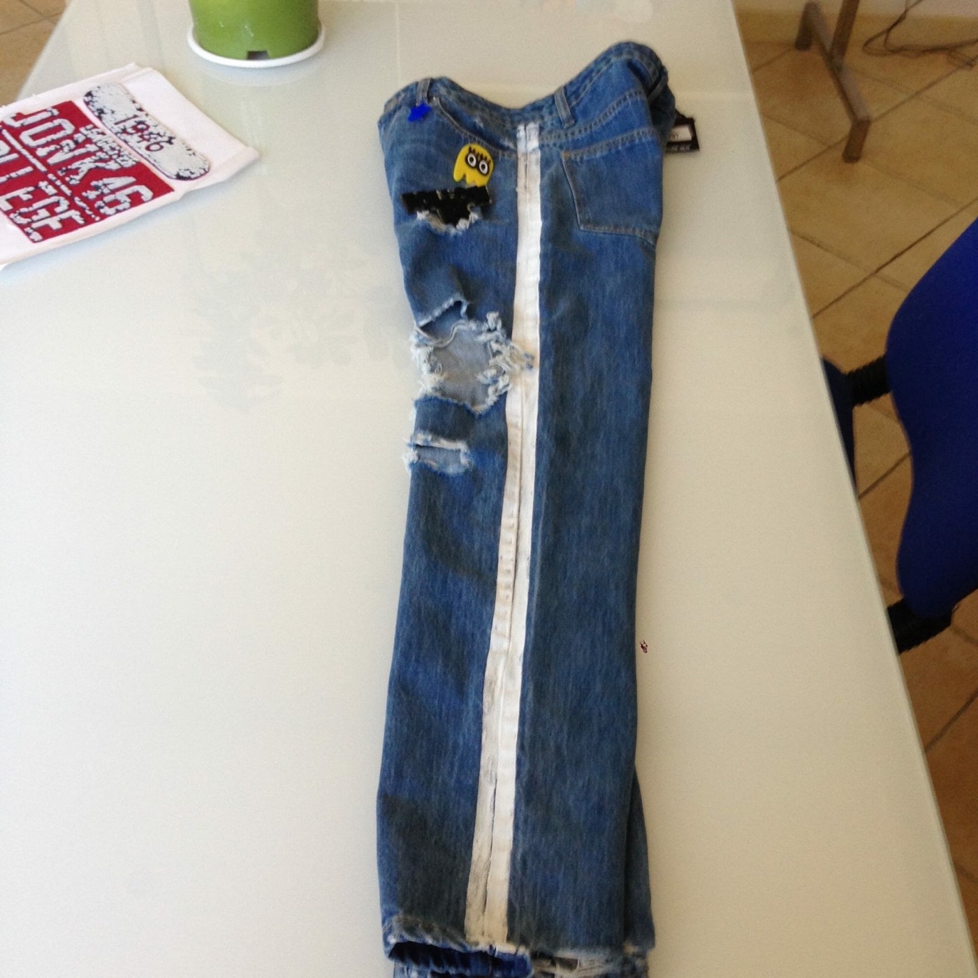 Jeans decorati a mano con una banda bianca