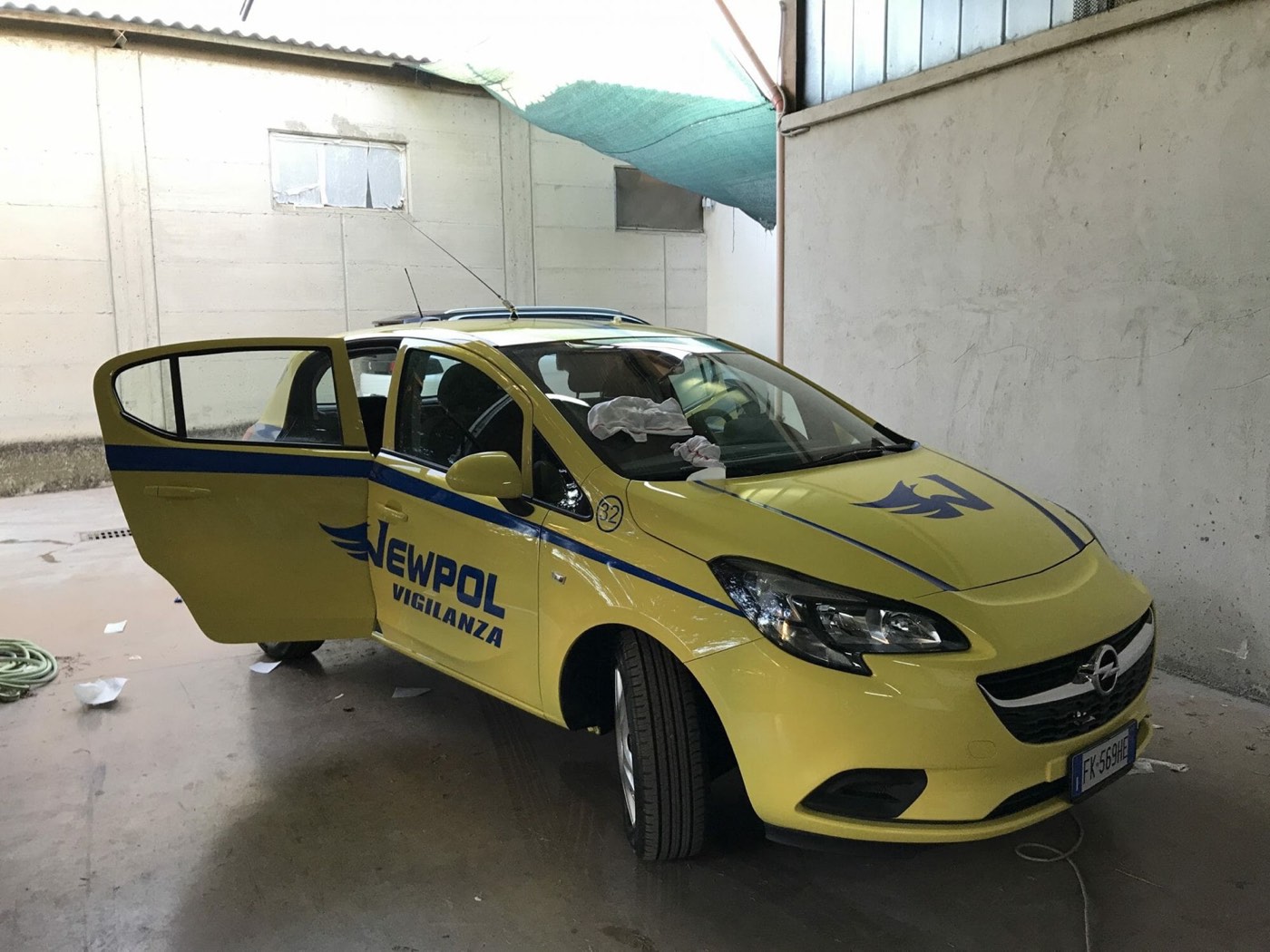 Auto gialla con adesivi rifrangenti applicati sulla carrozzeria