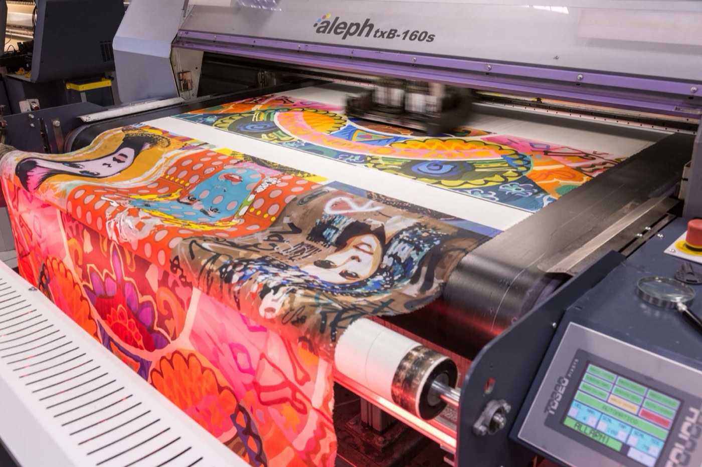 Stampante digitale che stampa un tessuto colorato