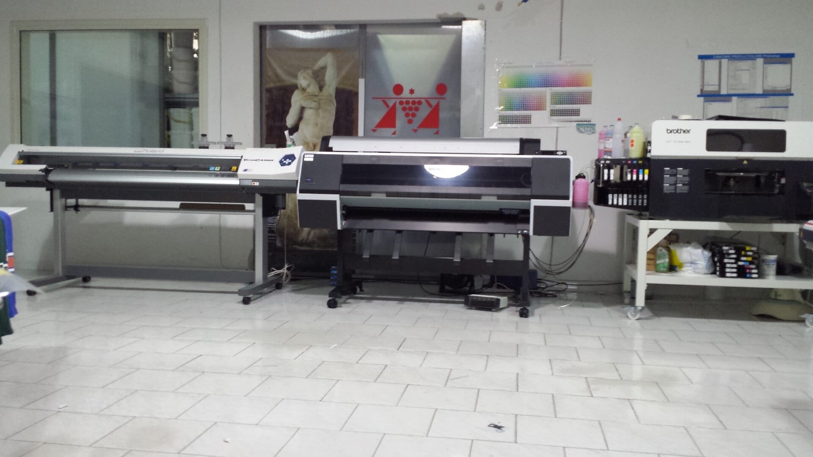 Plotter da taglio e da stampa nel reparto digitale