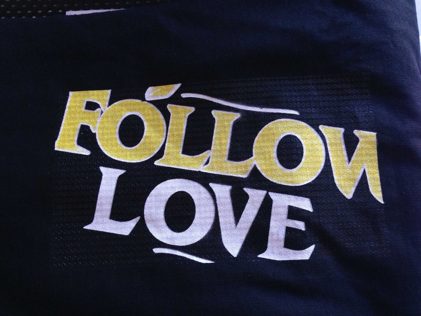 Stampa oro con effetto paillettes lucide su maglia blu