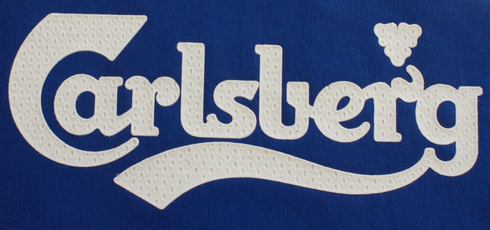 Logo bianco con stampa rigonfiante autolivellante su tessuto blu