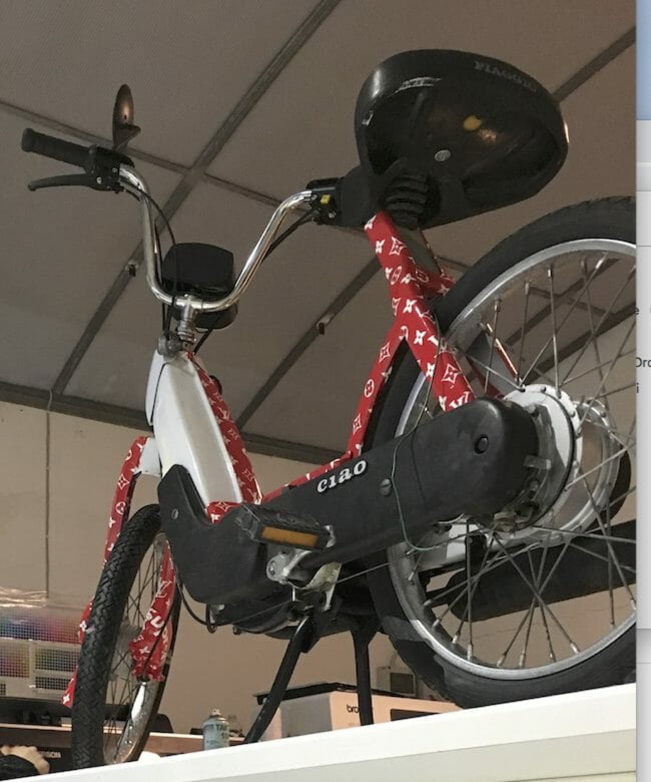 Motorino Ciao rosso personalizzato con adesivi