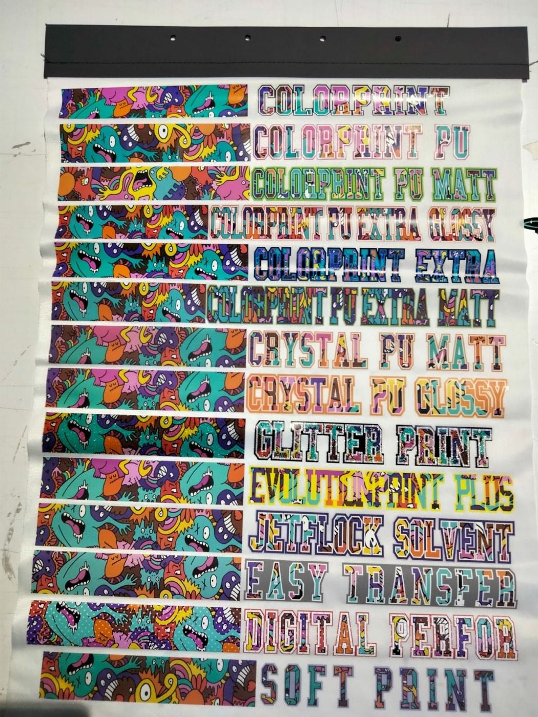 Campionario di termosaldabili Colorprint con scritte multicolore
