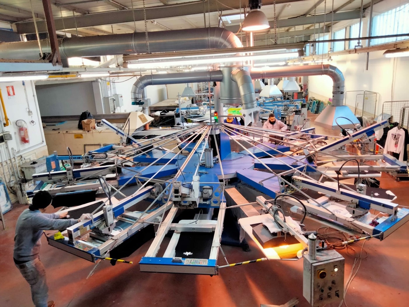 Macchina serigrafica automatica MHM nel reparto stampa