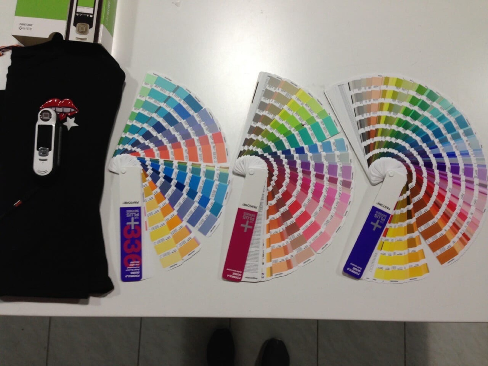 Mazzette Pantone e strumenti per la misura del colore