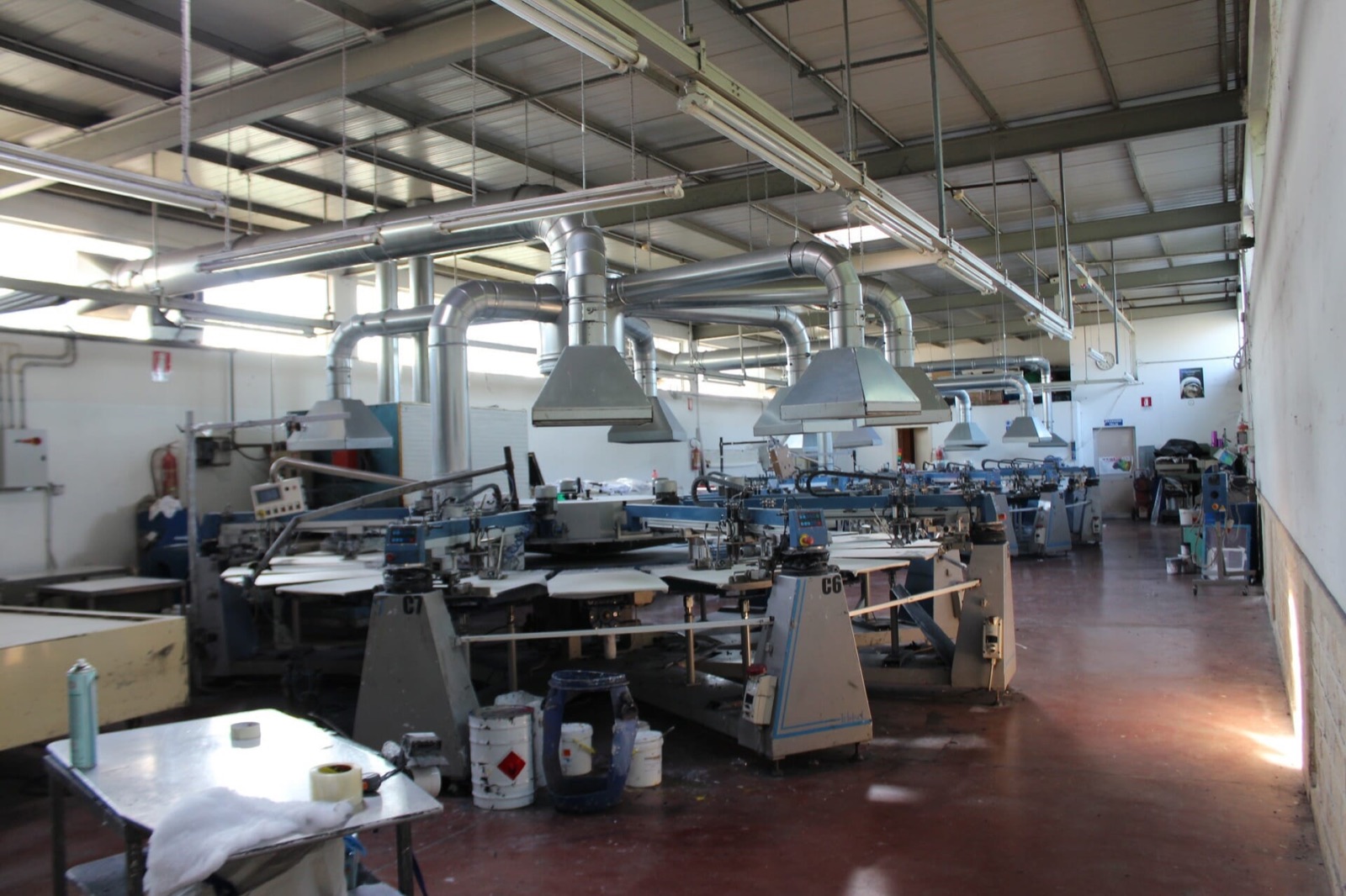 Reparto produzione con la macchina serigrafica TEK-IND a 7 colori