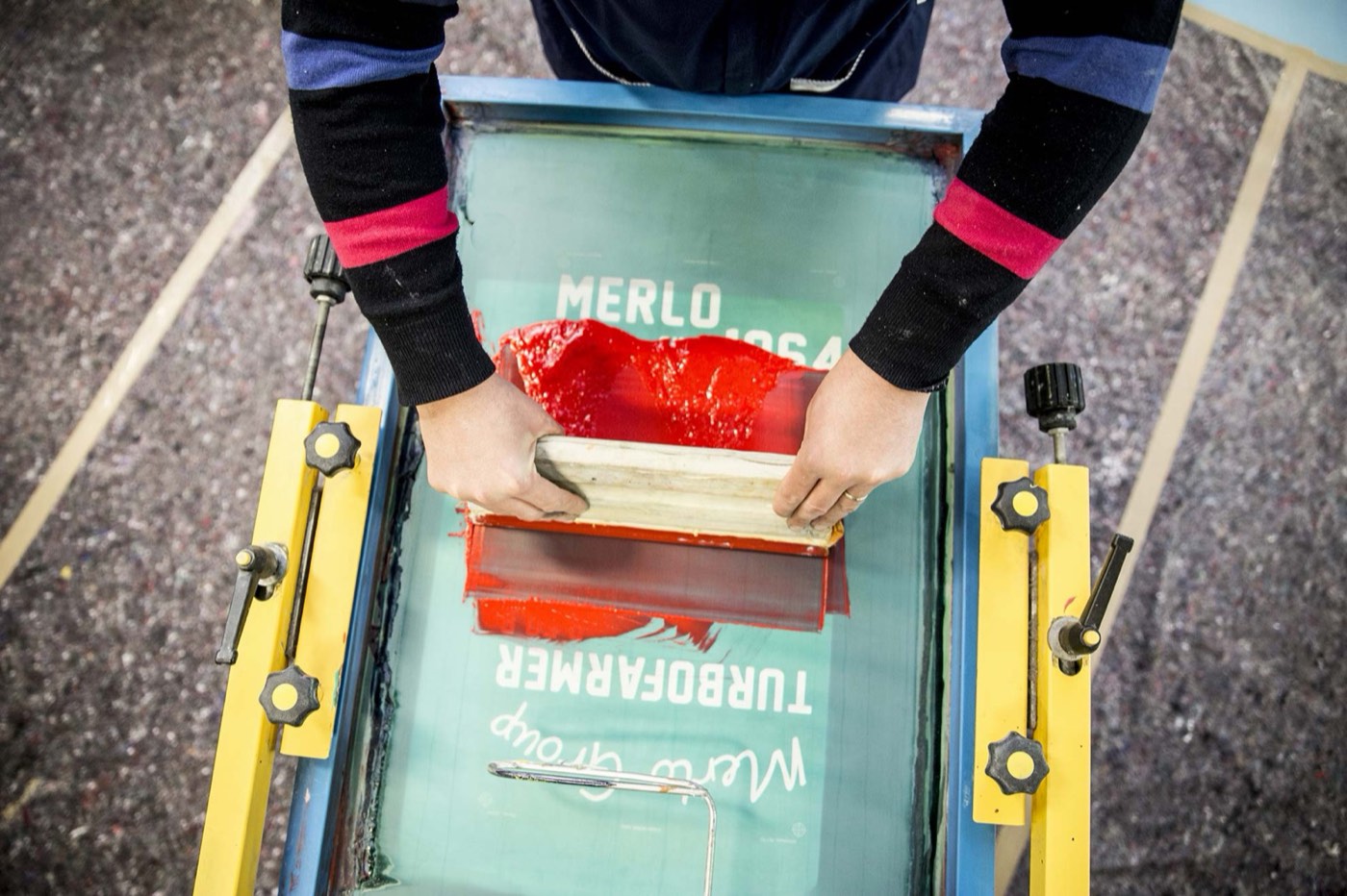 Stampa serigrafica con racla e inchiostro rosso
