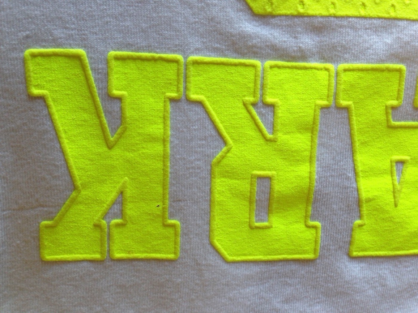 Lettere con stampa rigonfiante giallo fluo